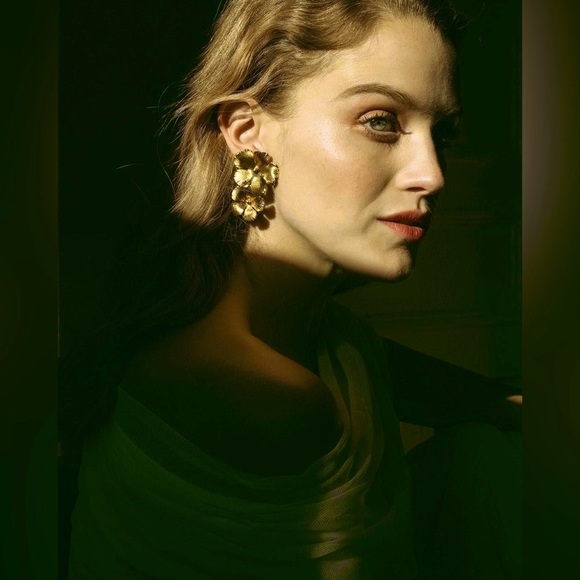 ✨NWOT 14K Gold Vermeil Blossom Earrings✨ - Picture 1 of 2
